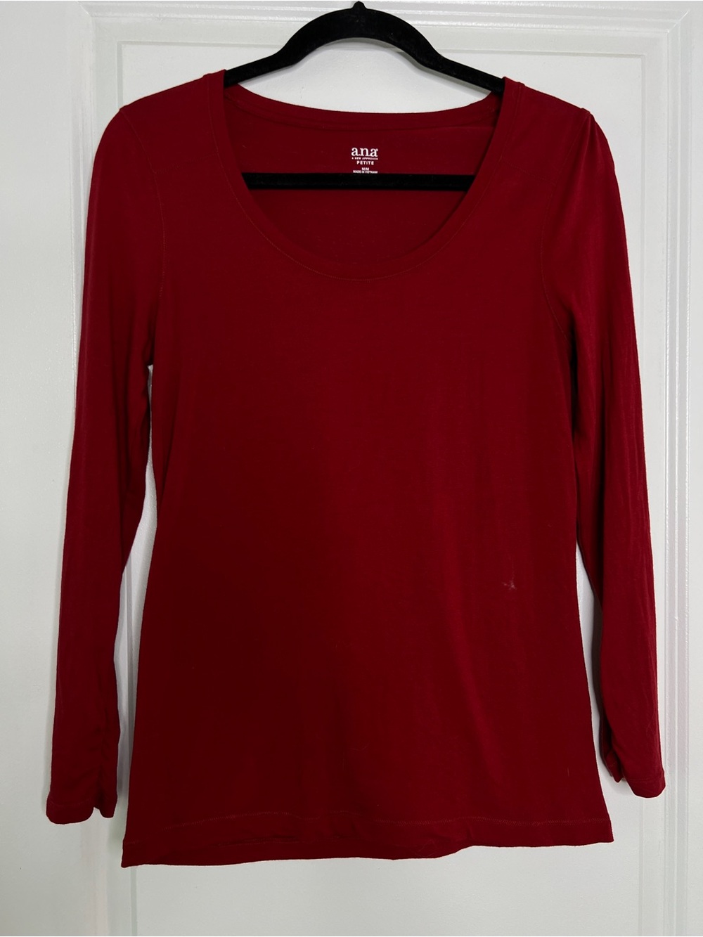 a.n.a. Petite Red Long Sleeve Tee M Ruched Cuff Scoop Neck Soft Stretch
